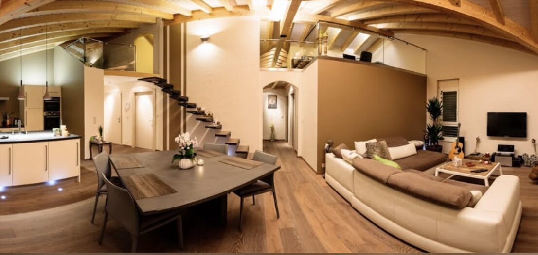 Séjour avec mezzanine et charpente apparente, duplex à Champlan