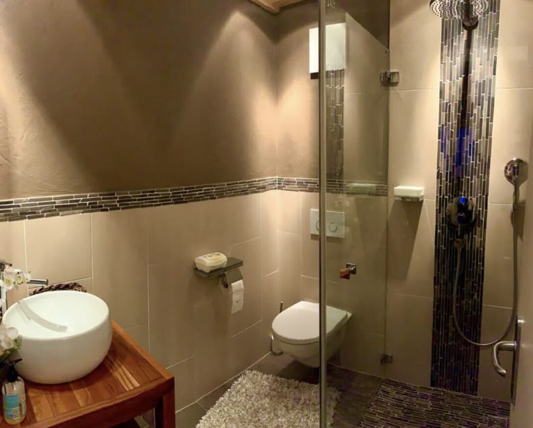 Salle d'eau avec douche italienne