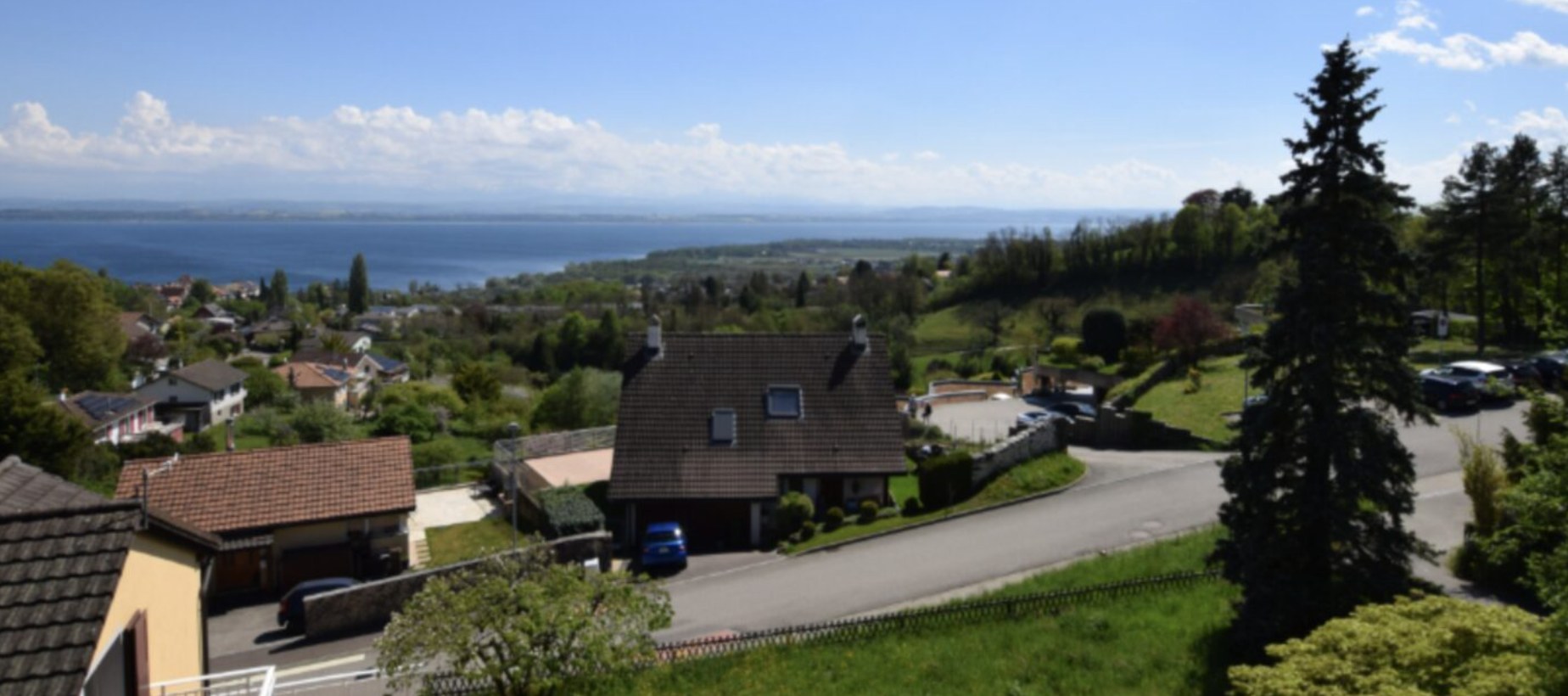 Vue sur le lac de Neuchâtel et les Alpes depuis la villa de Corcelles-Cormondrèche