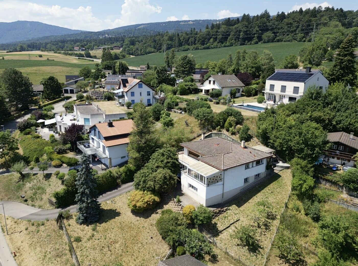 Vue aérienne de la villa et de son environnement